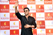 SURAT, APR 27 (UNI):- Bollywood actor Ranbir Kapoor at an event of Kalyan Jewellers  at LP Savani Road in Surat on Saturday. UNI PHOTO-91U