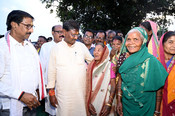SIMDEGA (JHARKHAND), APR 27 (UNI):- Arjun Munda, the MP candidate from Khunti Parliamentary constituency cum Union Minister for Agriculture and Farmer’s Welfare interacting with villagers during an election-2024 campaign rally in Simdega district of Jharkhand on Saturday. UNI PHOTO-93U