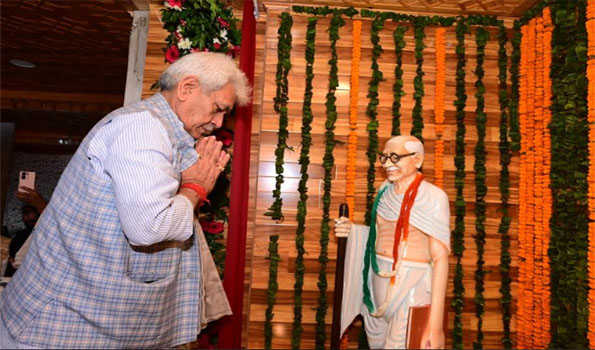 Lt Governor unveils statue of Mahatma Gandhi, Charkha installation at Civil Secretariat