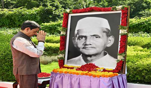 Floral tributes paid to former PM Lal Bahadur Shastri