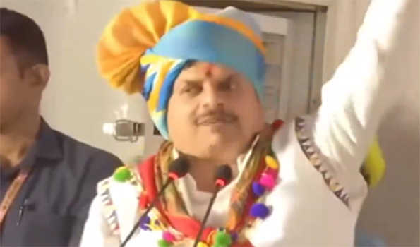 यादव ने इंदौर में भिलाला समाज के स्टॉल से खरीदे गर्म कपड़े