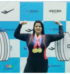 آئرن لیڈی آف انڈیا خدسیہ نذیر  کے پاس  سب سے زیادہ وزن اٹھانے کا   عالمی ریکارڈ