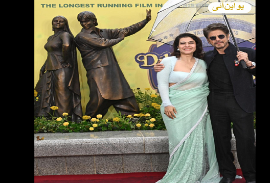 ’دل والے دلہنیا لے جائیں گے‘ کے 30 برس مکمل، شاہ رُخ خان اور کاجول نے راج-سمرن کے کانسہ کے مجسمے کی نقاب کشائی کی