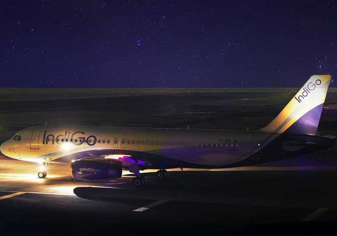 इंडिगो को उड़ानों की संख्या पांच प्रतिशत घटाने का निर्देश