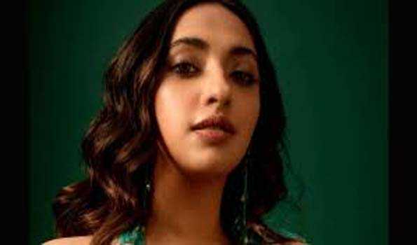 आकांक्षा रंजन कपूर ने एआरकेएस स्नीकर्स को एक आकर्षक ब्लैक आउटफिट में पहना