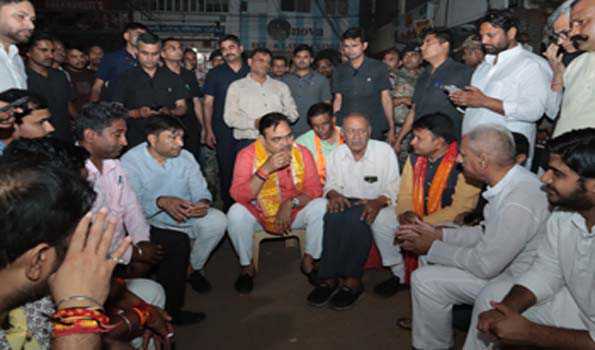 भजनलाल ने थड़ी मार्केट मानसरोवर में आमजन के साथ पी चाय