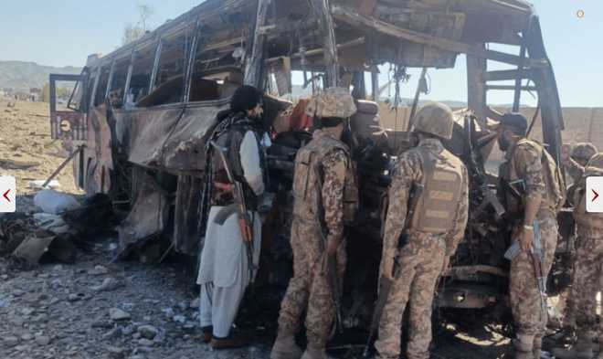 پاکستان: قافلے پر حملہ، 3 فوجیوں سمیت 11 افراد ہلاک، 35 زخمی
