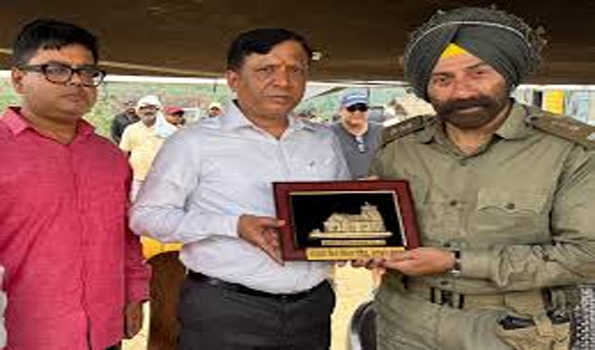 ‘बॉर्डर-2’ का सेट:सनी देओल से सीईओ तिवारी की सकारात्मक चर्चा