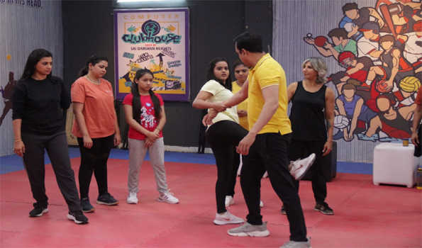 लड़कियों को निर्भीक, आत्मनिर्भर और मजबूत बनना चाहिये : सुमित राघवन