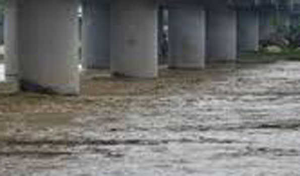 दिल्ली में यमुना खतरे के निशान से आधा मीटर ऊपर, निचले इलाकों में बाढ़ का खतरा