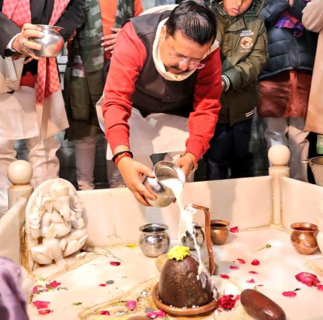 नबीन ने कनाट प्लेस में भगवान शंकर का किया दुग्ध अभिषेक, प्राचीन हनुमान मंदिर में की पूजा अर्चना