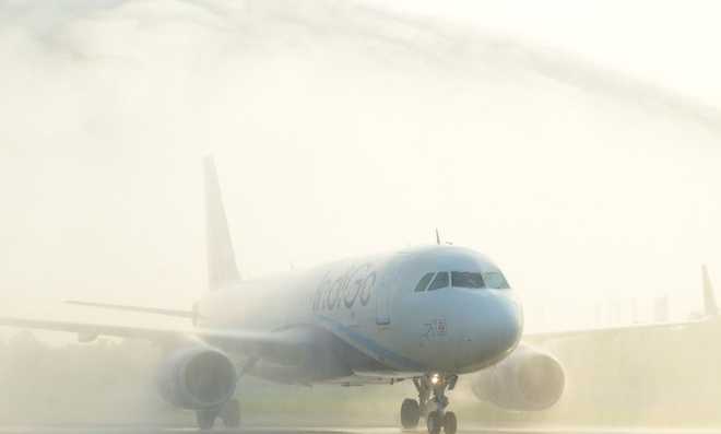 दिल्ली में घना कोहरा से उड़ानों में देरी, एयरलाइंस ने जारी की सलाह