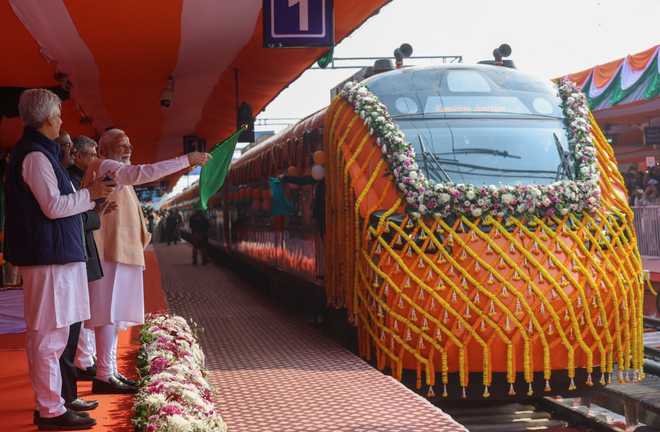 हावड़ा-गुवाहाटी मार्ग पर देश की पहली वंदे भारत स्लीपर ट्रेन को रवाना कर बोले मोदी, भारत को जोड़ना हमारी प्राथमिकता