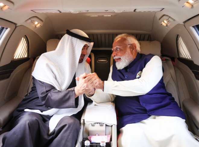 एक दिन की यात्रा पर पहुंचे संयुक्त अरब अमीरात के राष्ट्रपति, मोदी ने किया स्वागत