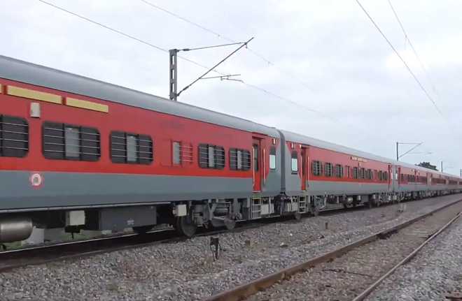 रेल पटरियों को उन्नत बनाने का 80 प्रतिशत काम पूरा, 50 प्रतिशत मार्ग  सेमी हाईस्पीड के लिए तैयार: वैष्णव