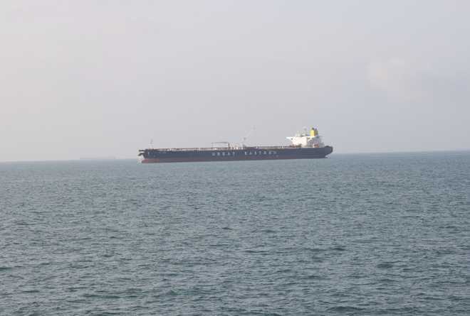 यूएई से 81 हजार टन कच्चा तेल लेकर गुजरात पहुंचा भारतीय टैंकर