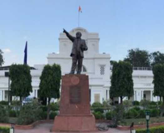 दिल्ली विधानसभा की सुरक्षा में सेंध, दरवाजा तोड़ते हुए गाड़ी लेकर परिसर में घुसा शख्स