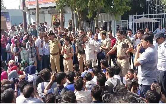 گریٹر نوئیڈا میں شیو نادر یونیورسٹی کے ملازمین کا احتجاج، تنخواہ میں اضافہ اور اوور ٹائم کی دگنی ادائیگی کا مطالبہ
