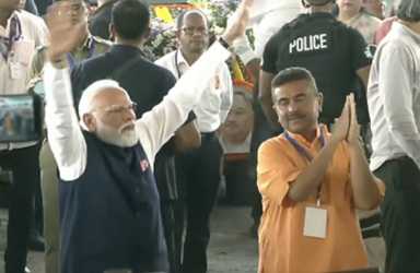 अधिकारी ने राज्यपाल रवि से मिलकर पेश किया सरकार बनाने का दावा