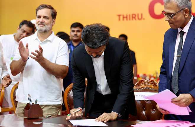 तमिलनाडु में विजय ने ली मुख्यमंत्री पद की शपथ, नौ अन्य मंत्री भी मंत्रिमंडल में शामिल