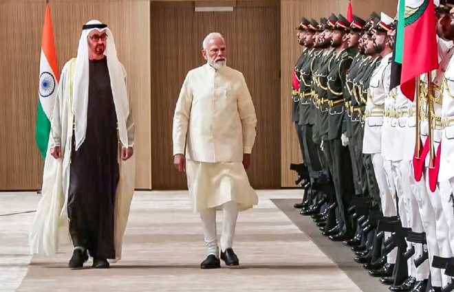 وزیراعظم نریندر مودی ابو ظہبی پہنچے ، شیخ محمد بن زاید نے ہوائی اڈے پر استقبال کیا