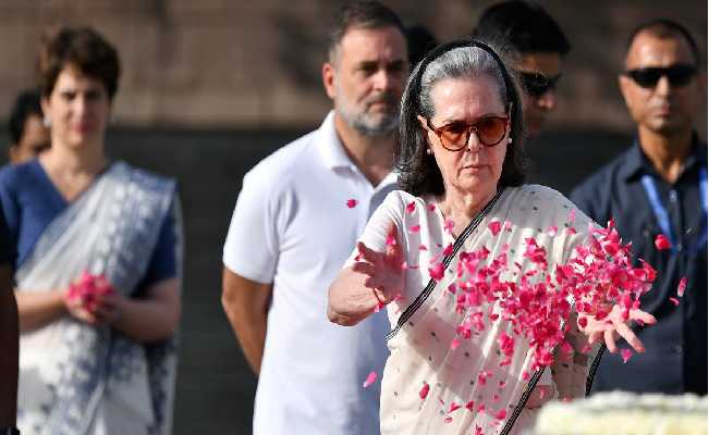 سونیا، کھرگے، راہل، پرینکا نے راجیو گاندھی کو ان کی 35 ویں برسی پر خراج عقیدت پیش کیا