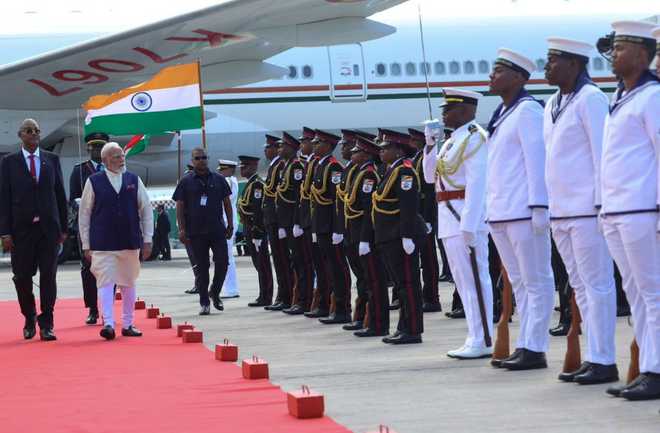 सेशेल्स पहुंचे मोदी, राष्ट्रपति हर्मिनी ने हवाई अड्डे पर किया स्वागत