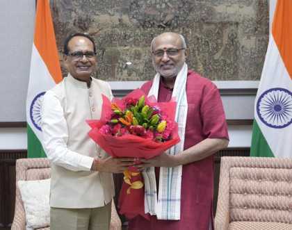 शिवराज ने राधाकृष्णन को दी  कपास उत्पादकता मिशन के बारे में जानकारी, उपराष्ट्रपति ने उच्च कोटि के कपास के उत्पादन पर बल दिया