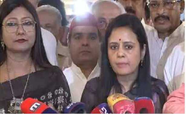 باغی اراکینِ پارلیمنٹ کو کل جماعتی میٹنگ میں الگ مدعوکئے جانے کے خلاف  اپوزیشن کا علامتی واک آؤٹ