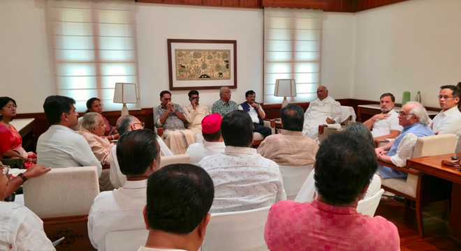 संसद में रणनीति पर विपक्षी दलों के नेताओं की बैठक