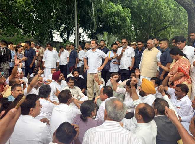 खरगे-राहुल का प्रधानमंत्री आवास के निकट धरना, मांगा मोदी-शाह-प्रधान का इस्तीफा
