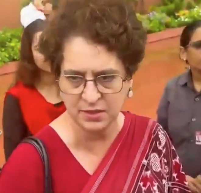 पेपर लीक की जिम्मेदारी भी लें मोदी : प्रियंका