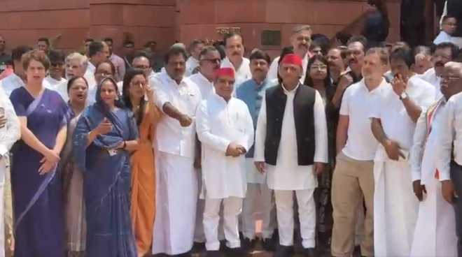 संसद परिसर में विपक्षी दलों के नेताओं की बैठक, सरकार के खिलाफ प्रदर्शन