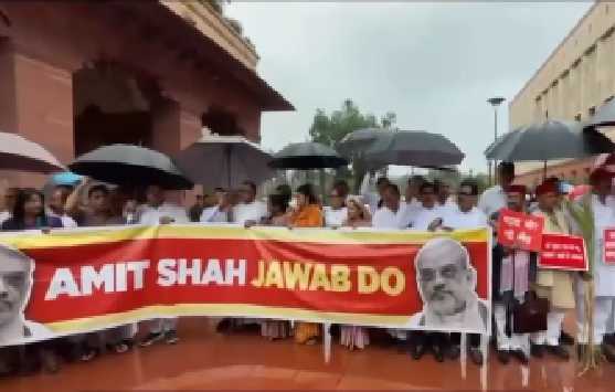انڈیا بلاک کا پارلیمنٹ کے باہر ایک بار پھر زبردست احتجاج، رام مندر فنڈز اور طلباء پر لاٹھی چارج پر امت شاہ سے جواب کا مطالبہ