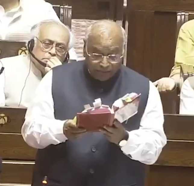 खरगे ने की गृह मंत्री को राज्यसभा में बुलाने की मांग, राधाकृष्णन ने रिजिजू को दी विपक्ष की भावना शाह तक पहुंचाने की जिम्मेदारी
