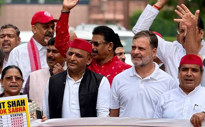 संसद परिसर में विपक्षीय सांसदों का प्रदर्शन