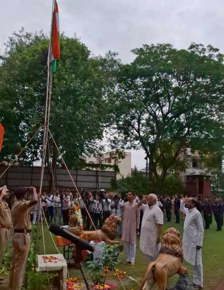मोहन भागवत ने आरएसएस मुख्यालय पर तिरंगा फहराया
