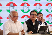 NEW DELHI, MAR 29 (UNI):-Congress leaders Jairam Ramesh, Ajay Maken and Pawan Khera at a press conference, in New Delhi on Friday. UNI PHOTO-37U
