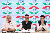 NEW DELHI, MAR 29 (UNI):-Congress leaders Jairam Ramesh, Ajay Maken and Pawan Khera at a press conference, in New Delhi on Friday. UNI PHOTO-46U