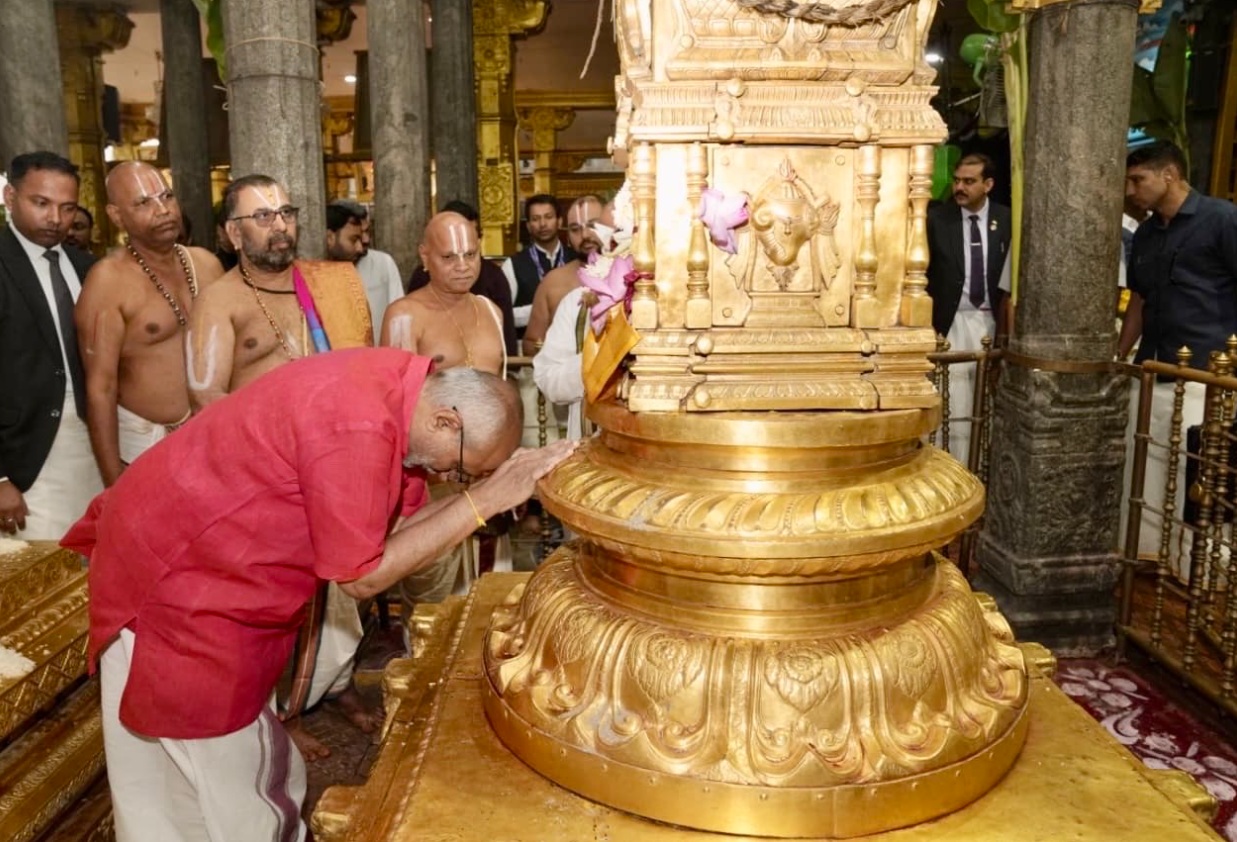 Vice-President C.P. Radhakrishnan offers prayers at Tiruchanoor temple
