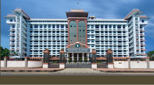 Kerala HC orders FIR against Pinarayi Vijayan, daughter, son-in-law in CMRL case