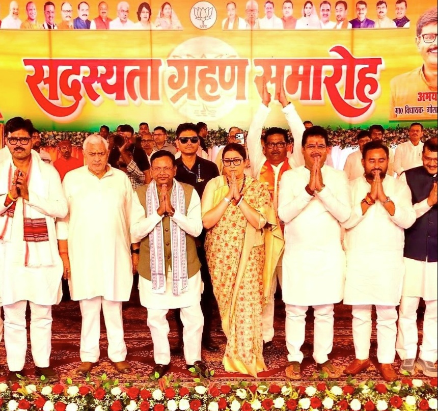 Three rebel SP MLAs formally join BJP in Amethi