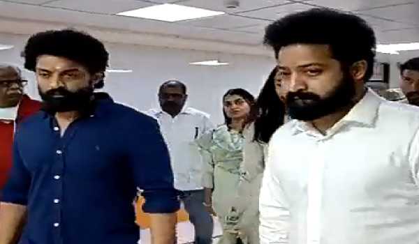 Jr NTR visits actor Tarakaratna in Bengaluru hospital