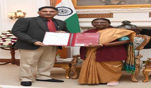 President Murmu receives new voter ID card from Delhi CEO