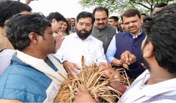 Mah CM, DyCM visit village in Nagpur to review damage
