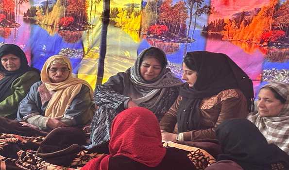J&K: Politicians visit house of slain police officer
