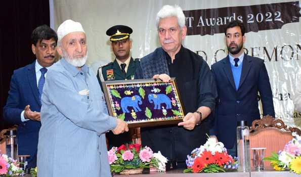 Lt Governor presents UT Level Award to the Artisans