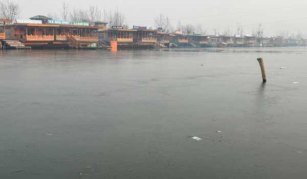 Freezing cold, dry weather continues in Kashmir