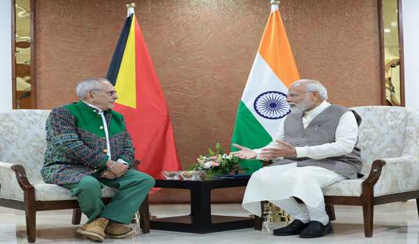 PM holds meeting with top CEOs & leaders on sidelines of Vibrant Gujarat summit
