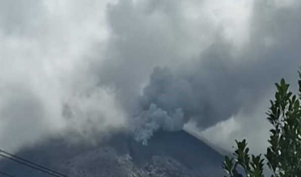 Gunung berapi Levodopi di Indonesia kembali meletus
